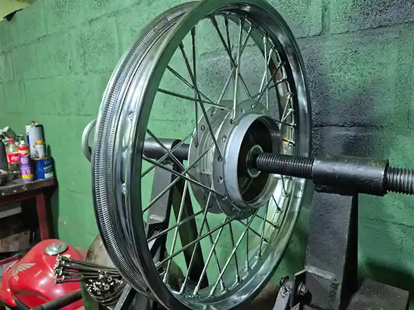 Alinhamento e balanceamento de rodas de moto na Doug Motos em Sarzedo-MG