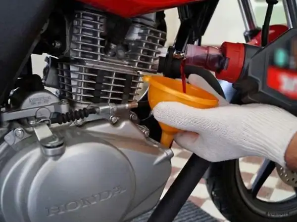 Troca e venda de óleo para motos na Doug Motos em Sarzedo-MG
